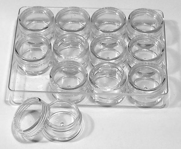 12 leere Schraubverschluss Döschen in einer Box 12_leere_schraubverschluss_doschen_in_einer_box